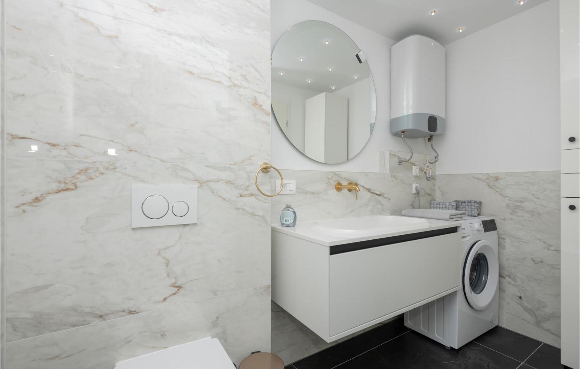Stunning Apartment In Tucepi With Kitchen Extérieur photo