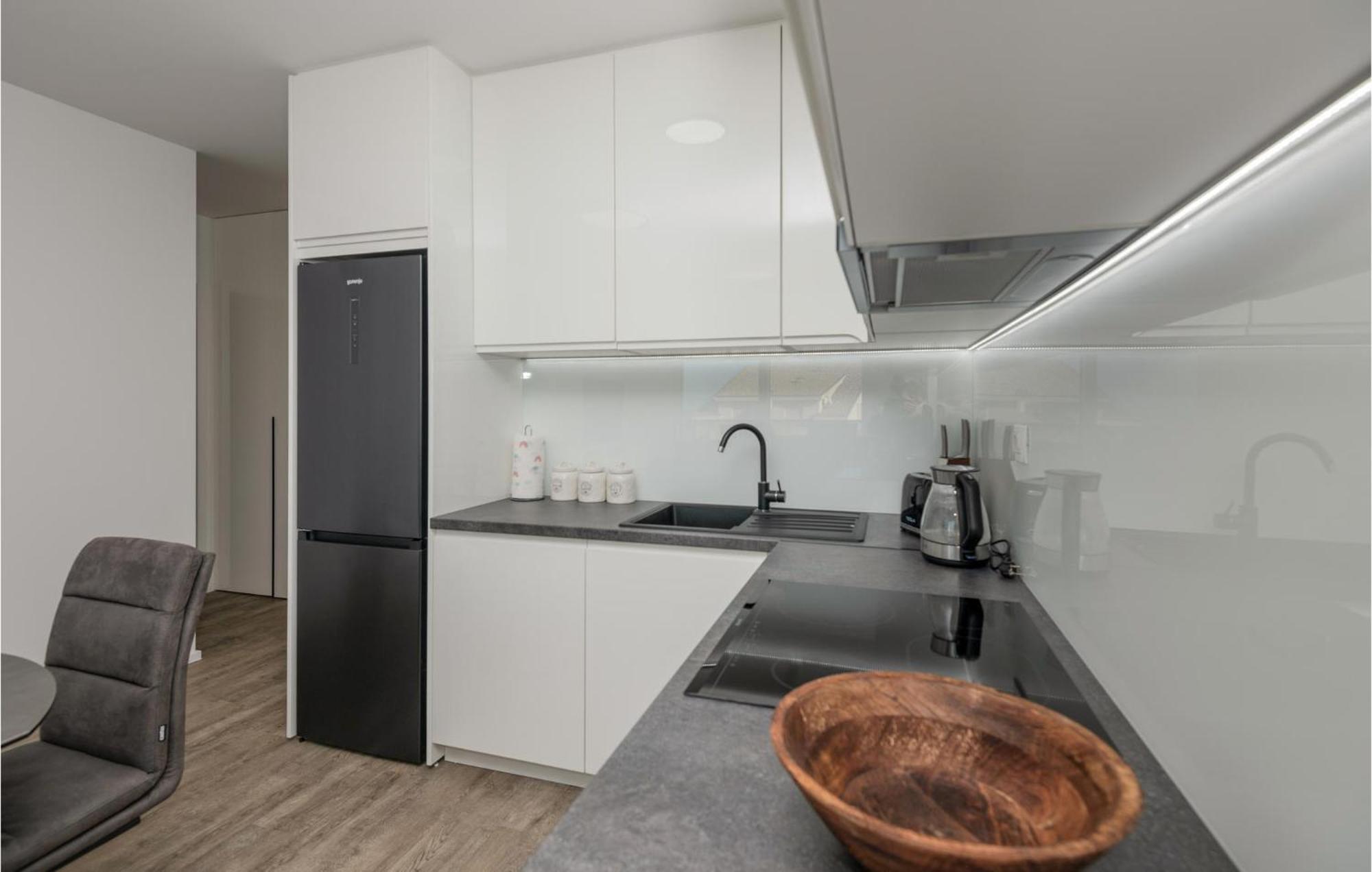 Stunning Apartment In Tucepi With Kitchen Extérieur photo